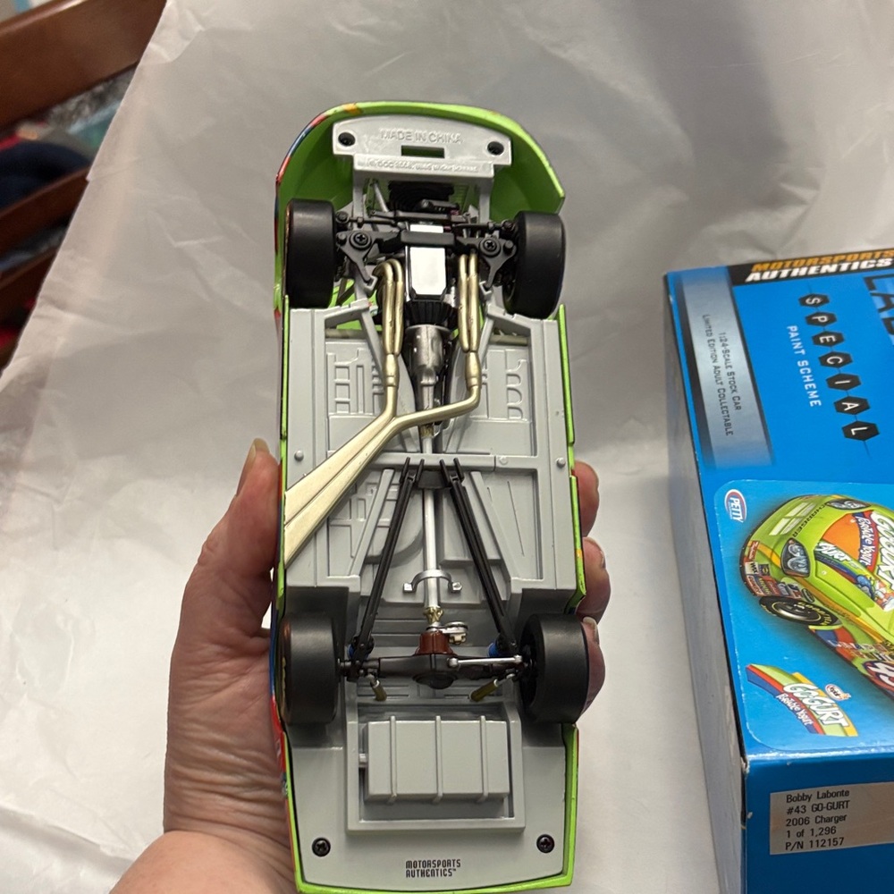 1:24 Diecast 43 Bobby Labonte NASCAR limited edition Go-Gurt car - Picture 7 of 12